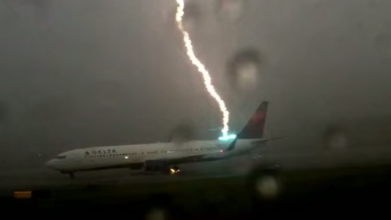 Delta Airplane Struck By Lightning Rtm Rightthisminute 