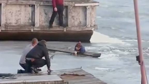 Спаслись видео. Парень спас девушку из воды. Парень спасает девушку из под льда. Толкнула девочку в воду сериал. Девушка спасает парня от смерти.