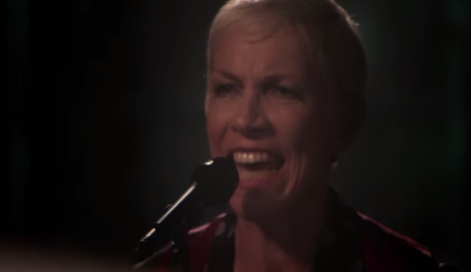 Annie lennox i put spell on you. I put a Spell on you Энни Леннокс. I put a Spell on you от Annie Lennox. Энни Леннокс вампир. Little Bird Annie Lennox.