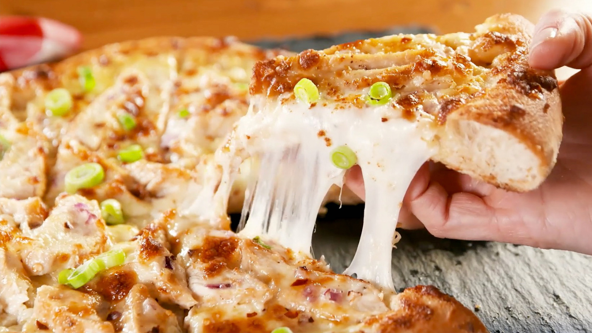 Chicken Alfredo Pizza Combines Two Favorite Dishes | RTM - RightThisMinute