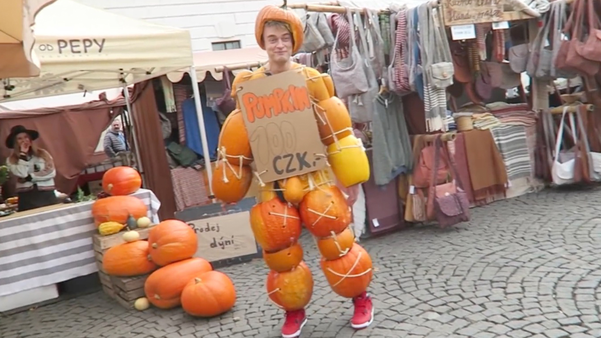 Its Not Every Day You See A Guy Dressed In Pumpkins Rtm Rightthisminute 9798