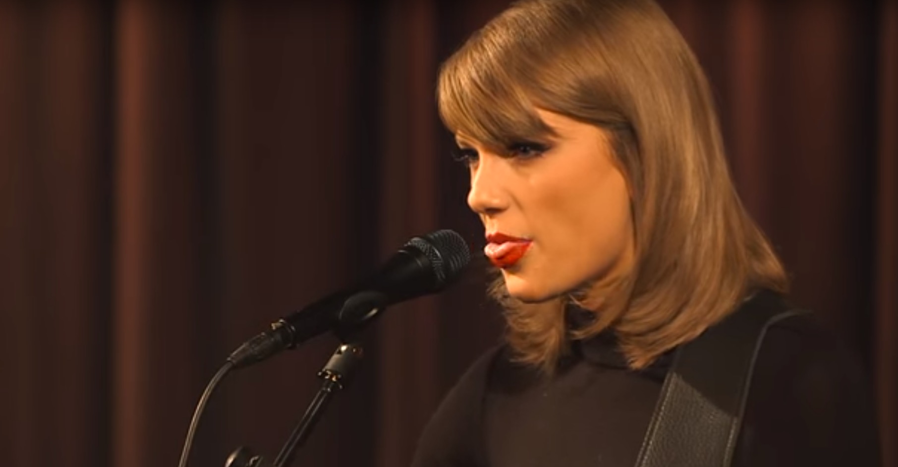 Taylor Swift Performs 'Blank Space' Acoustic Version! (Video) | Music